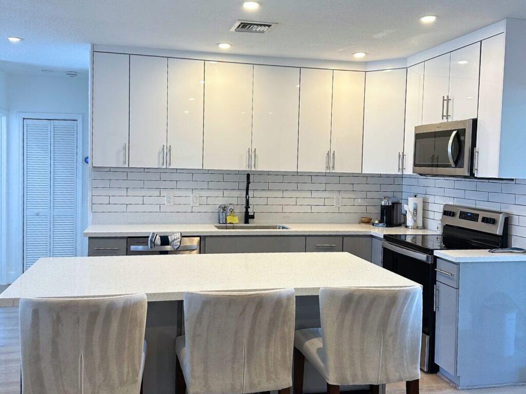Deep Cleaning Services | Bright Cleanup Management A pristine and sparkling kitchen in Miami after Bright Cleanup's deep cleaning services
